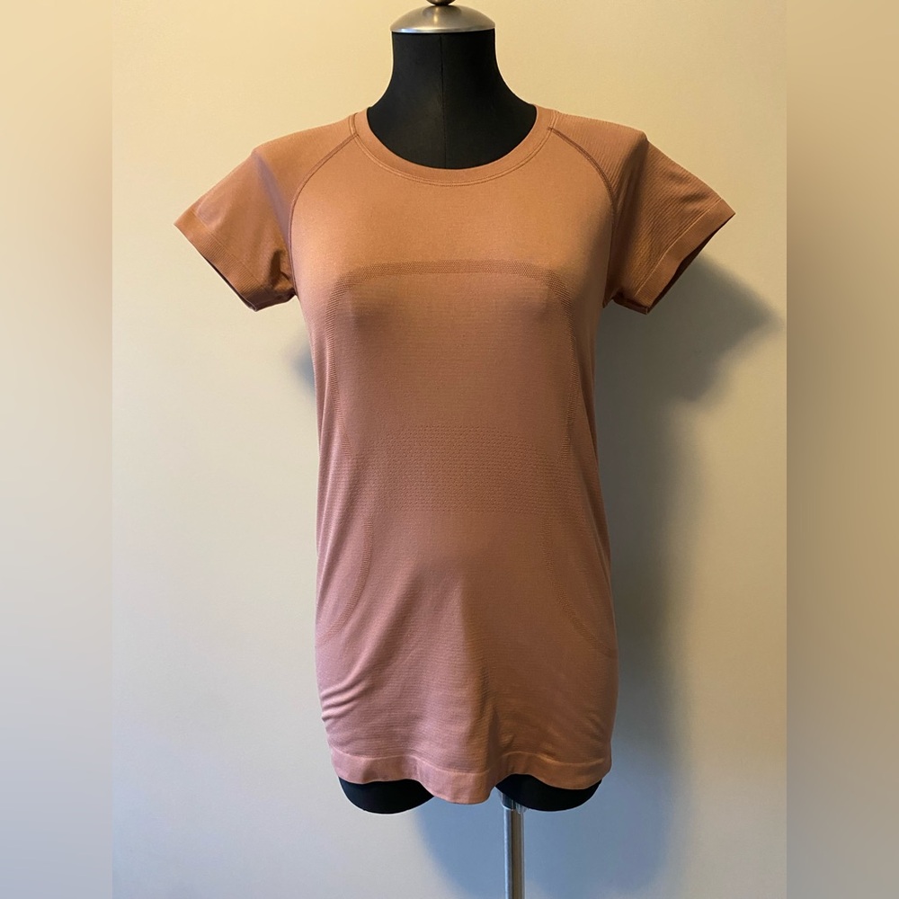 Size 8 Women’s Short Sleeve Lululemon Swiftly in Spiced Chai